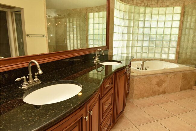 Building Photo - 816 Sandringham Ln