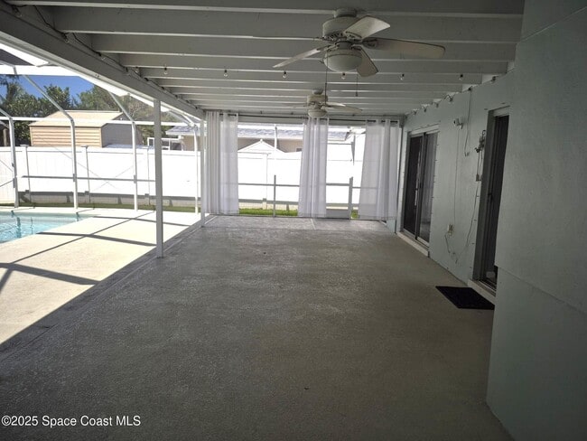 Building Photo - 120 Holiday Ln