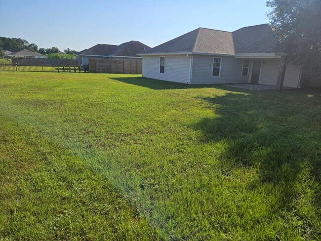 Building Photo - 303 Twin Lakes Blvd