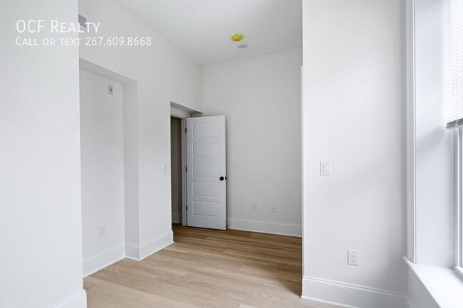 Building Photo - Modern Renovated Fairmount Two Bedroom Apa...