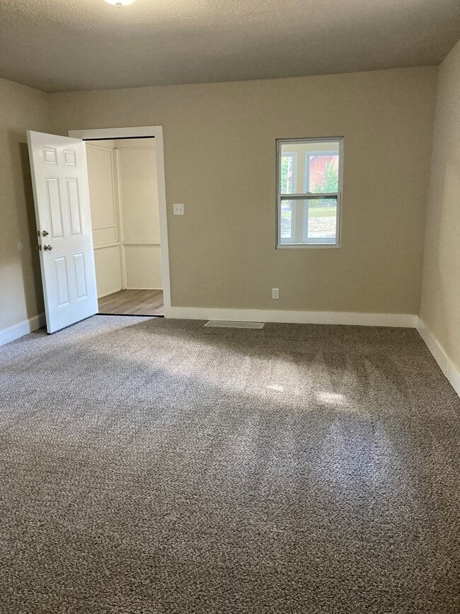 Building Photo - 1 Bedroom Fully Remodeled