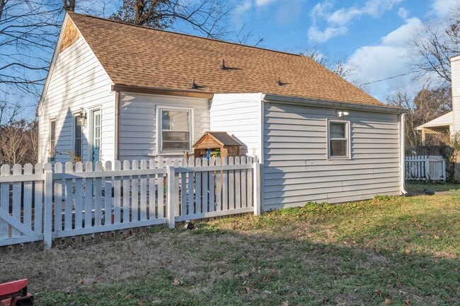 Building Photo - Available in March. Nashville 2 BED charming cottage for rent. Renovated with darling details and...