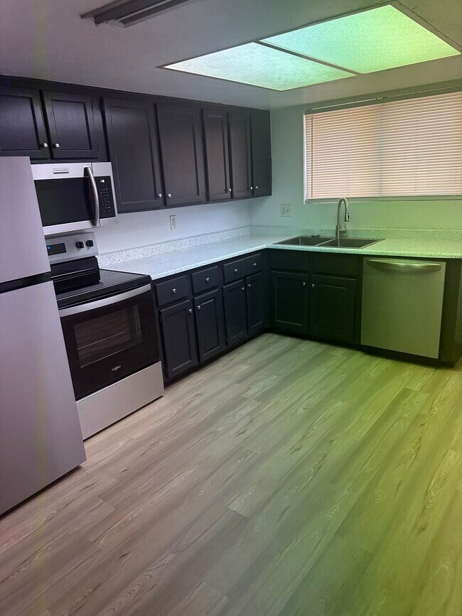 Building Photo - 3322 W Loma Ln