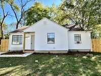 Building Photo - THREE BEDROOM/TWO BATH SOUTH HUNTSVILLE!