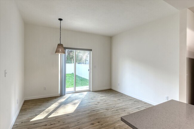 Building Photo - E. 7th Duplex