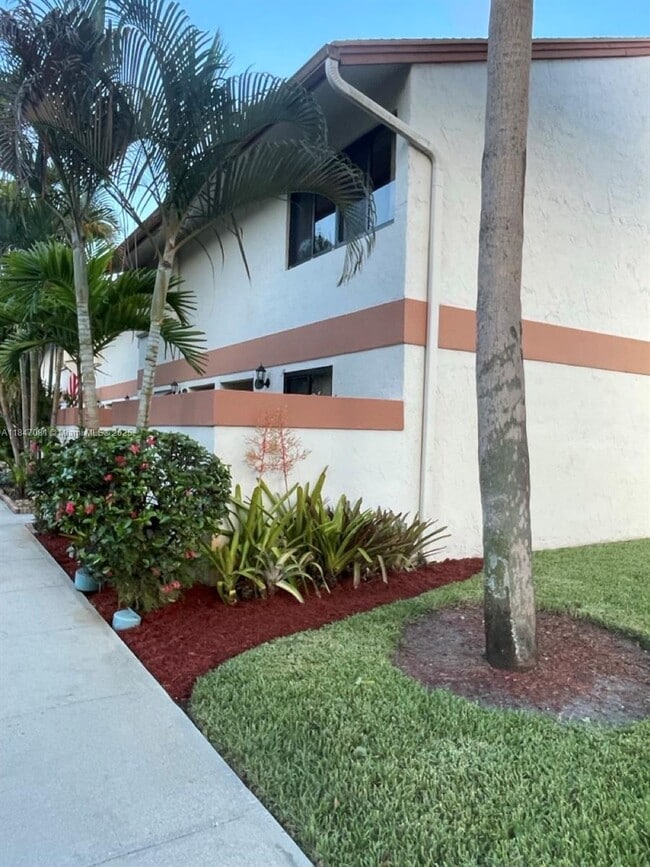Building Photo - 4270 SW 70th Terrace