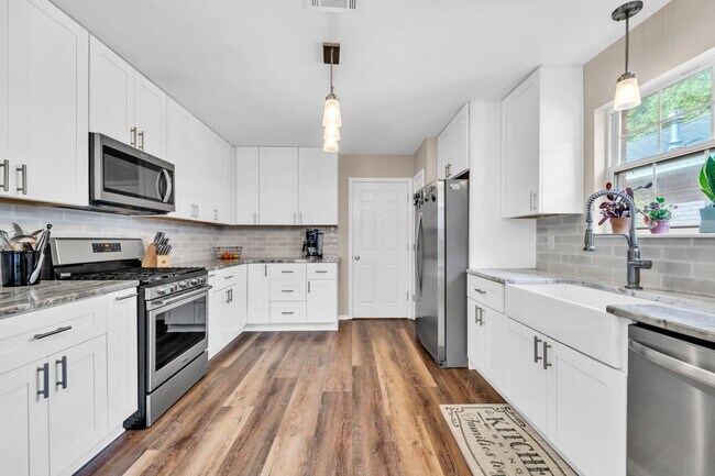 Building Photo - 4559 Castlewood Ln