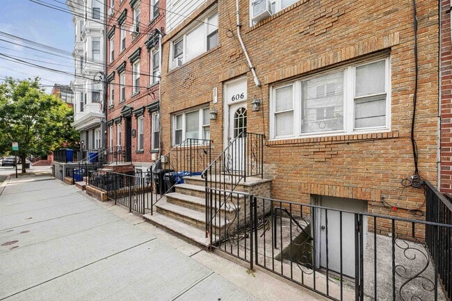 Building Photo - 606 Jefferson St