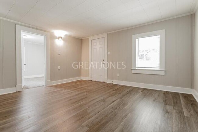 Building Photo - NOW OFFERING 1/2 MONTH FREE IF LEASE SIGNE...