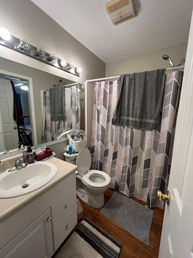 Building Photo - Charming townhome close to Cherry Point!