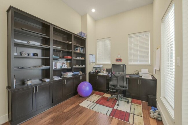 Building Photo - 5425A Hidalgo St
