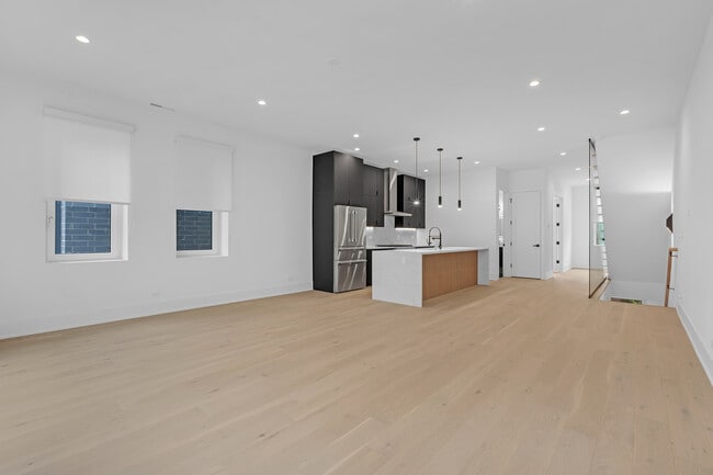 Building Photo - 505 W Elm St