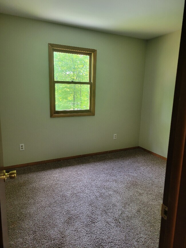 Building Photo - 585 Friendship Dr