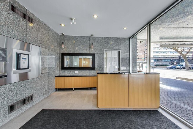 Building Photo - 2930 N Sheridan Rd