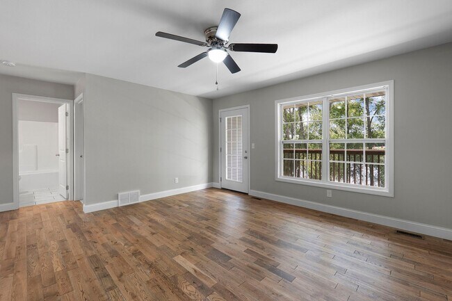Building Photo - 424/426 E. Deerwood Dr
