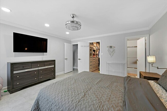 Building Photo - 10 Fourwood Ct