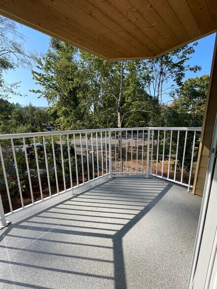 Large quiet deck - 280 NW Holly St