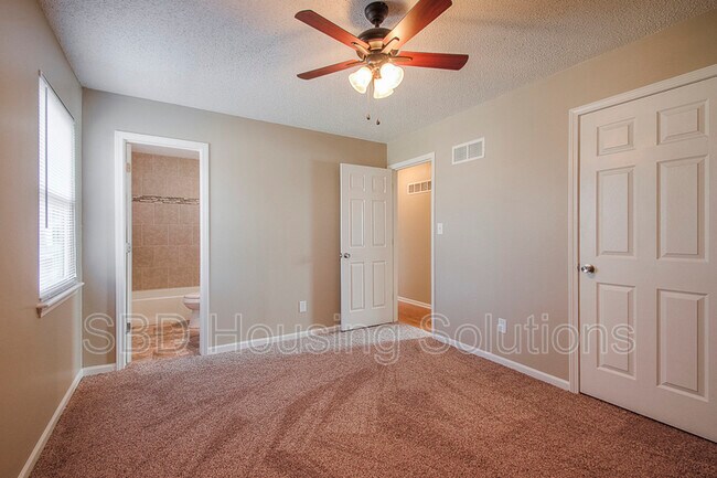 Building Photo - 208 SE Country Ln