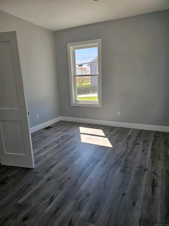 Building Photo - 281 Pequot Ave