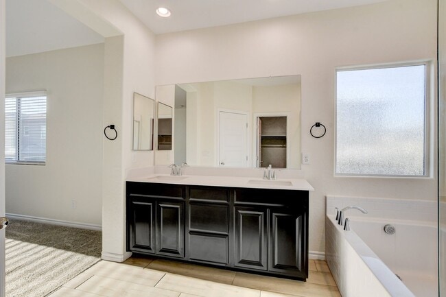 Building Photo - 4 Bedroom Townhouse in Tule Springs