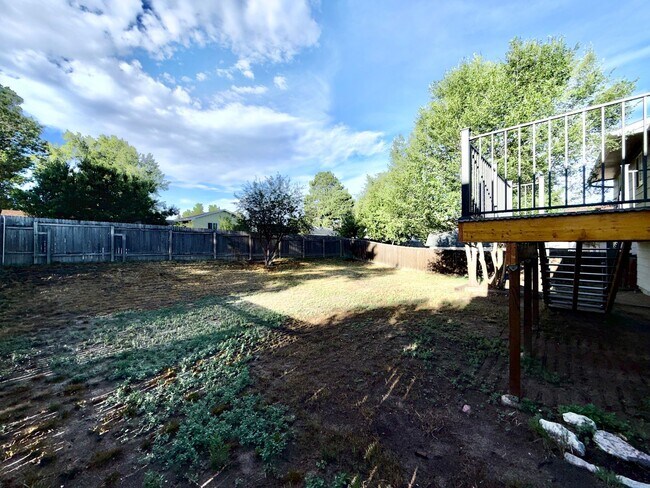 Building Photo - North-East Tri-Level Home!