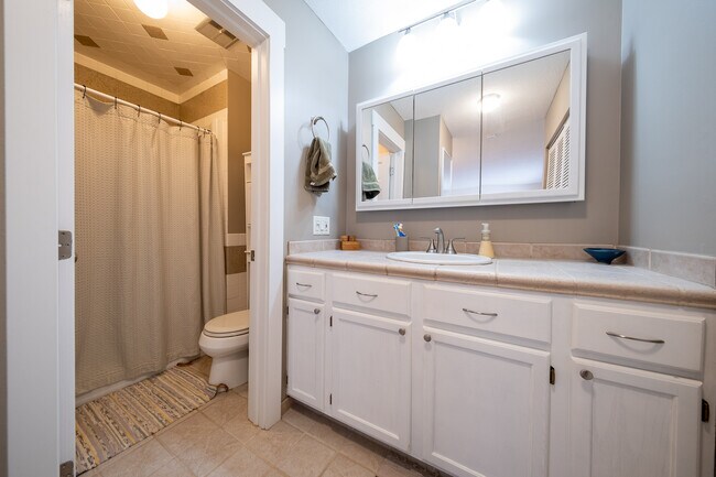 Building Photo - 3477 Pilgrim Ln N