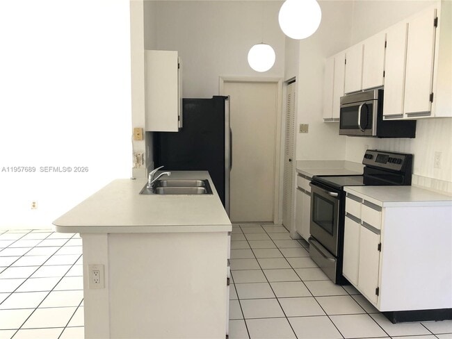 Building Photo - 719 SE 3rd Ave