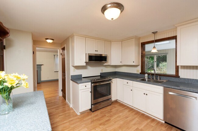 Building Photo - Beautiful 3 Bed, 2.5 Bath Single Family Colonial for Rent in Manchester!