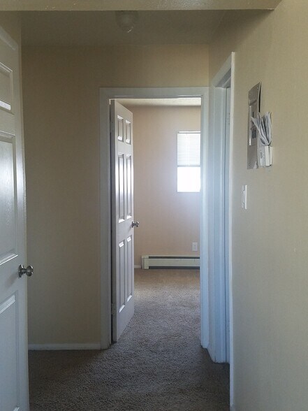 Building Photo - 215 River View Dr