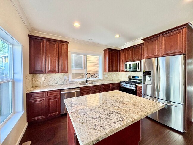 Building Photo - Modern New Construction 4b3b Townhome