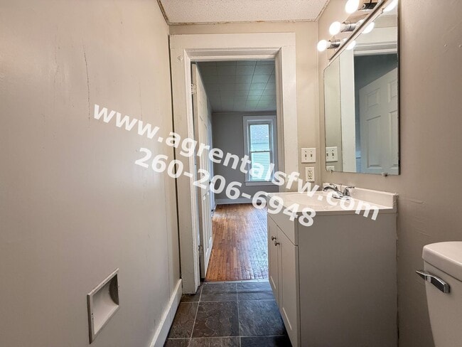 Building Photo - 3 Bedroom House