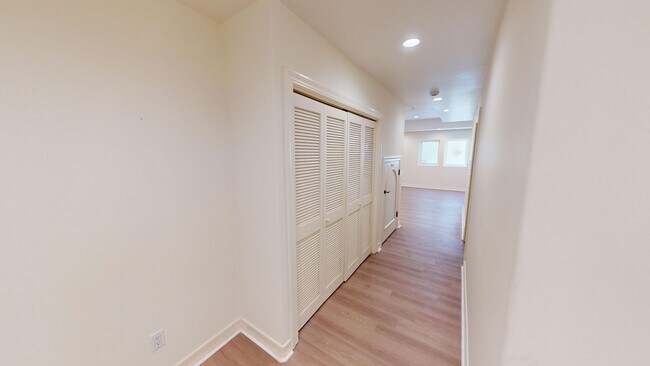 Building Photo - Spacious 4-bedroom 4.5 bath Home in a Gated Complex