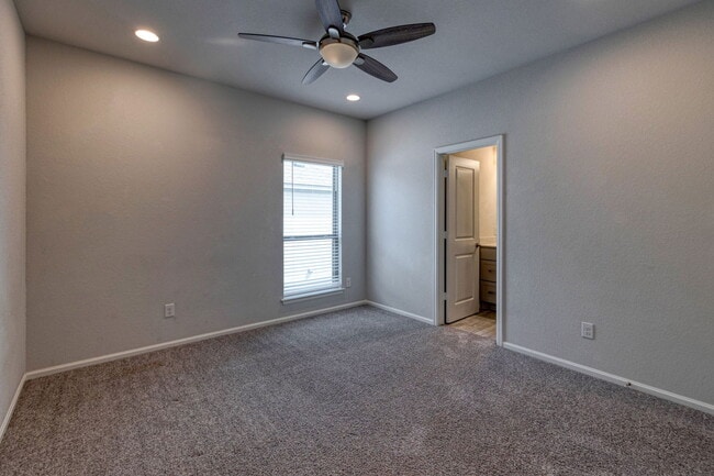 Building Photo - 125 Rangel Dr