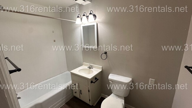 Building Photo - $495- 1 bed 1 bath - Duplex located in the Sunflower neighborhood