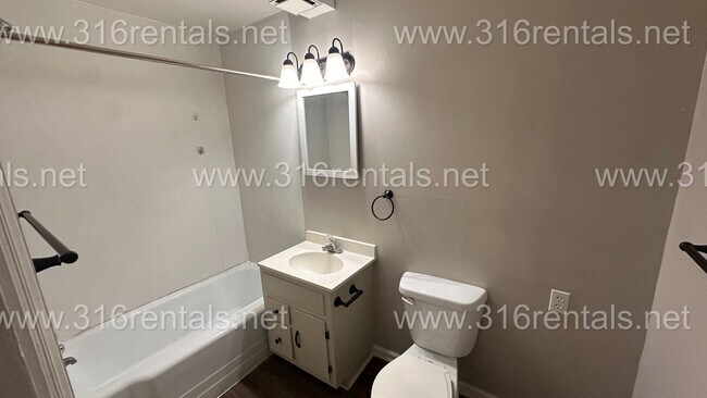 Building Photo - $525- 1 bed 1 bath - Duplex located in the Sunflower neighborhood