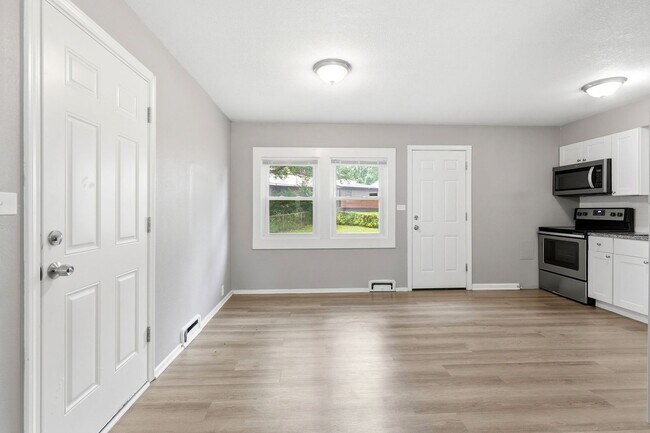 Building Photo - Don't Miss Out on This Charming 3 Bed, 1 Bath Home in South Kansas City!