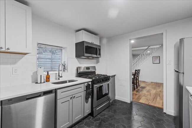 Building Photo - Renovated 3-bed, 2.5-bath house in Heart o...