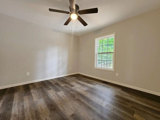 Building Photo - Stunning 3-Bedroom All-Brick Home with New Appliances & Large Deck in Kodak, TN