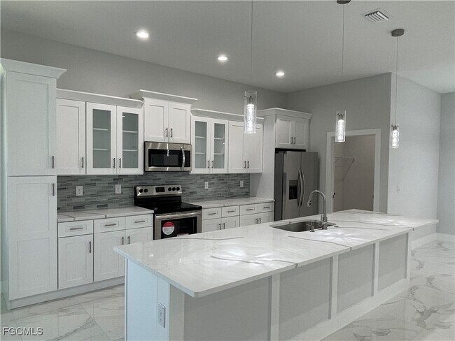 Building Photo - 721 NE 11th Terrace