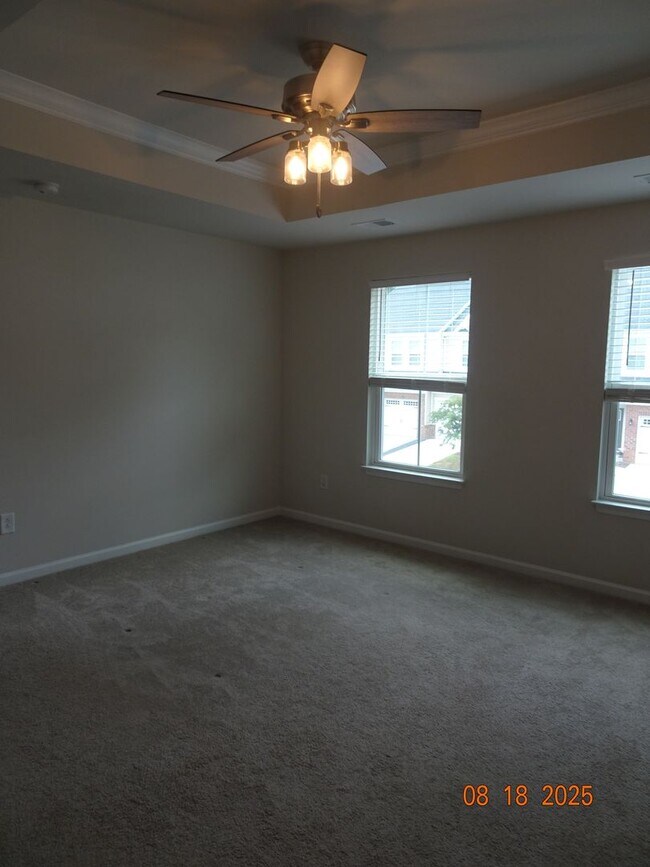 Building Photo - 3 Bedrooms, 2.5 Bathrooms Townhouse Rental