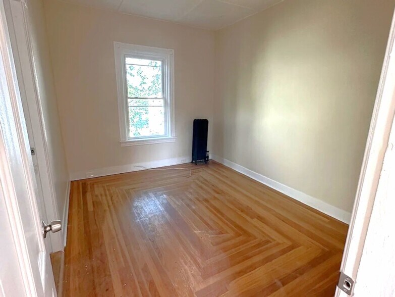 Building Photo - 13 Magill St