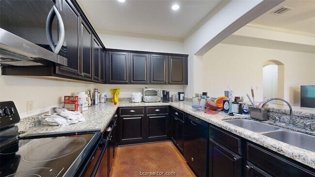 Building Photo - 413 Hayes Ln
