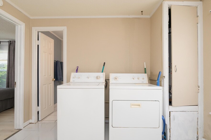 Building Photo - 1341 Hickory St