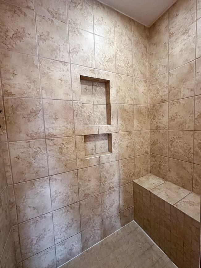 Building Photo - Unfurnished 2 Bedroom Townhome Near the Be...
