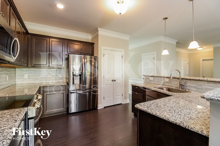 Building Photo - 2207 Talon Dr