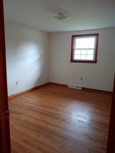 Building Photo - 325 Fairview Dr