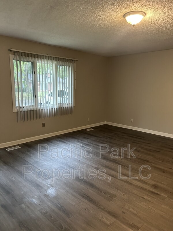 Building Photo - 3639 Richelieu Rd
