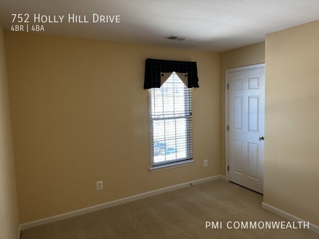 Building Photo - 752 Holly Hill Dr