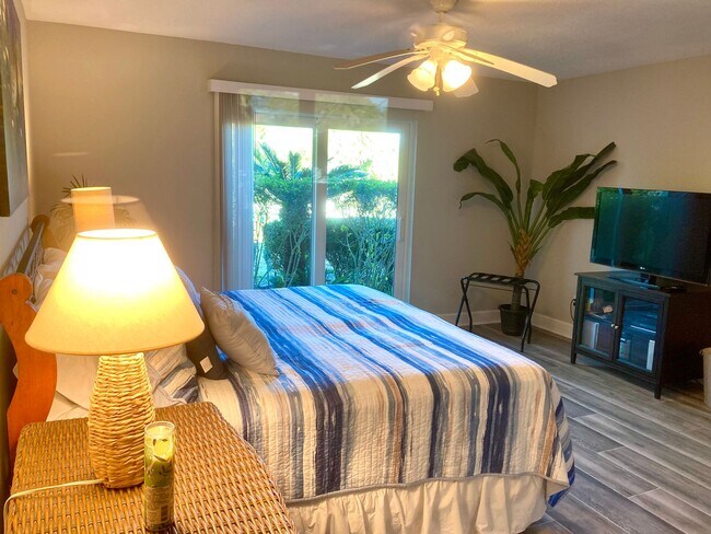 Building Photo - Completely remodeled waterfront condo!