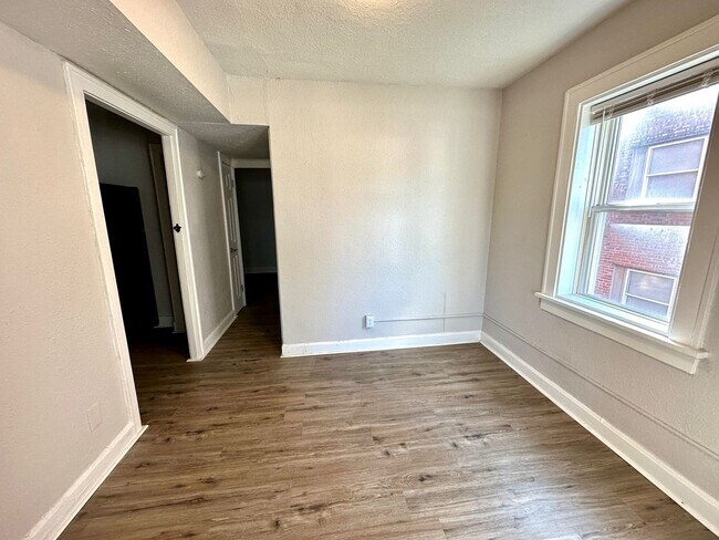 Building Photo - Pet Friendly - Completely Renovated 2nd Fl...